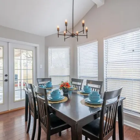 Beautiful Home With Sunroom, Gameroom, Yard & Bbq